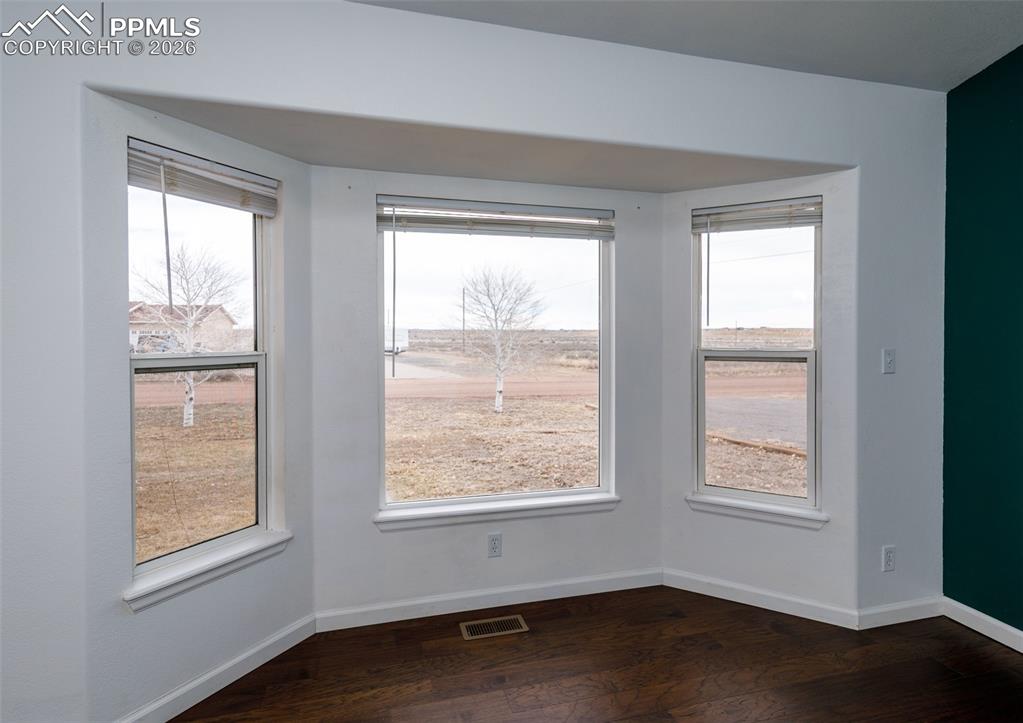 Image 9 of 50: Dining Area