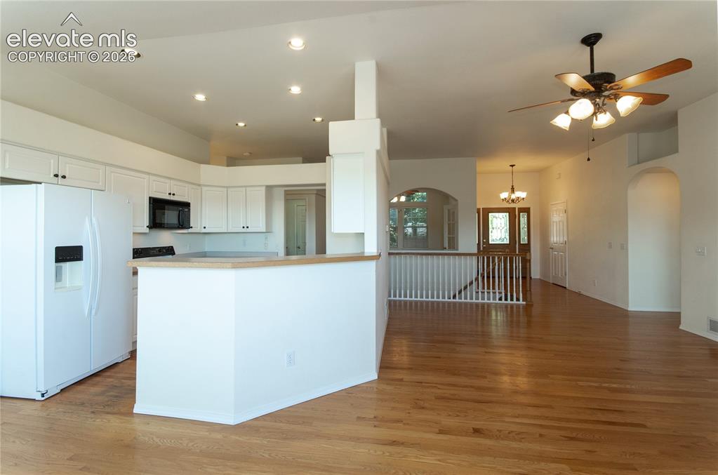 Image 11 of 45: Kitchen