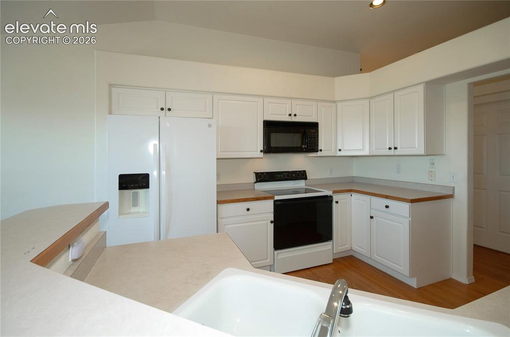 Image 12 of 45: Kitchen