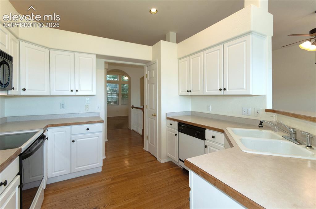 Image 13 of 45: Kitchen