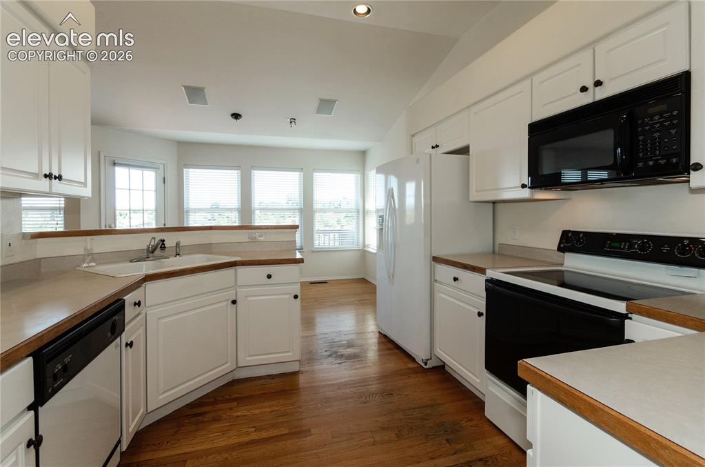 Image 14 of 45: Kitchen