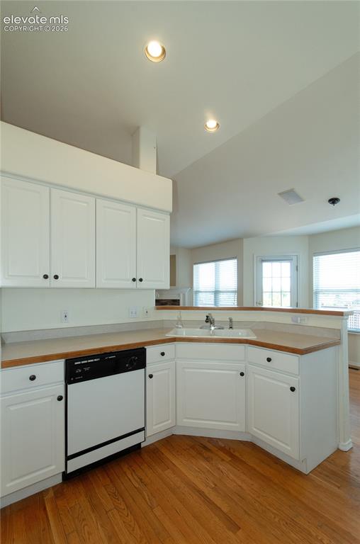 Image 15 of 45: Kitchen