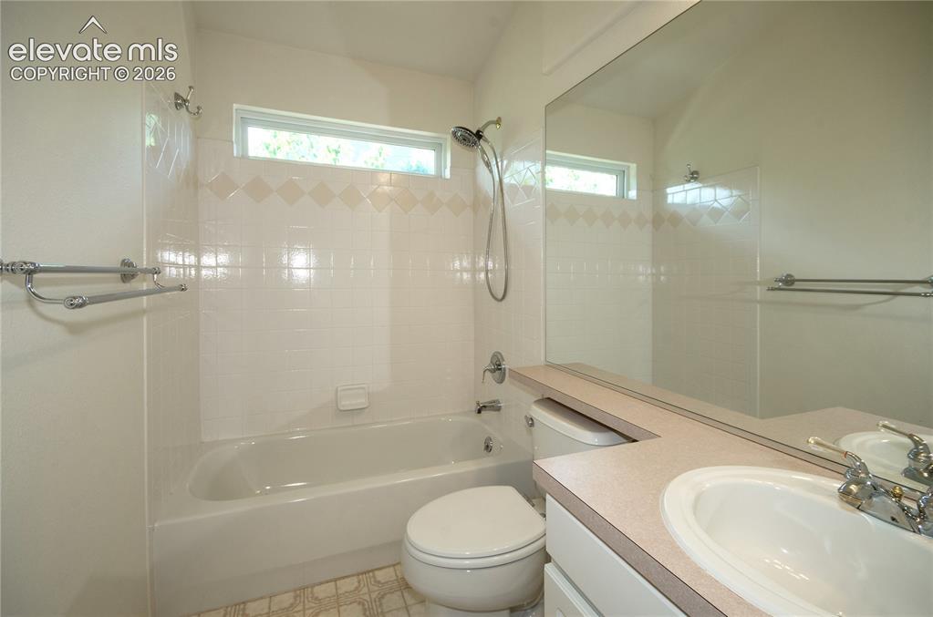 Image 26 of 45: Bathroom