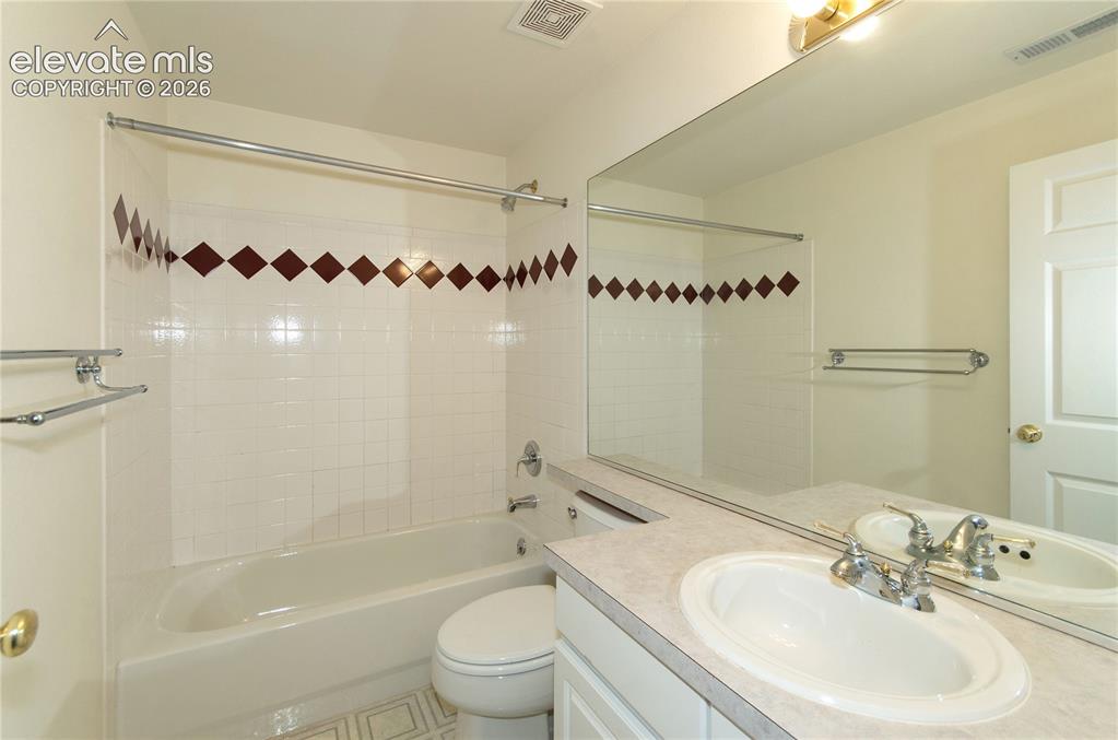 Image 30 of 45: Bathroom