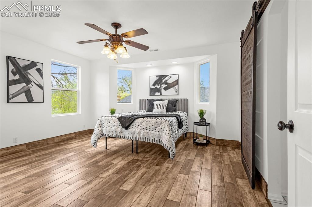 Image 11 of 49: Bedroom