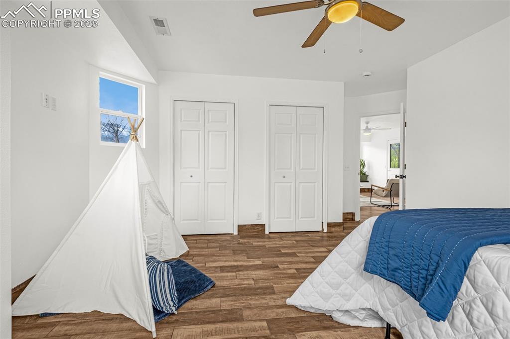 Image 19 of 49: Bedroom