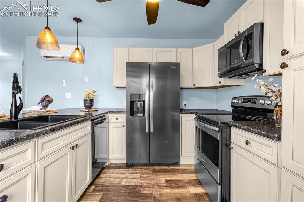 Image 42 of 49: Kitchen