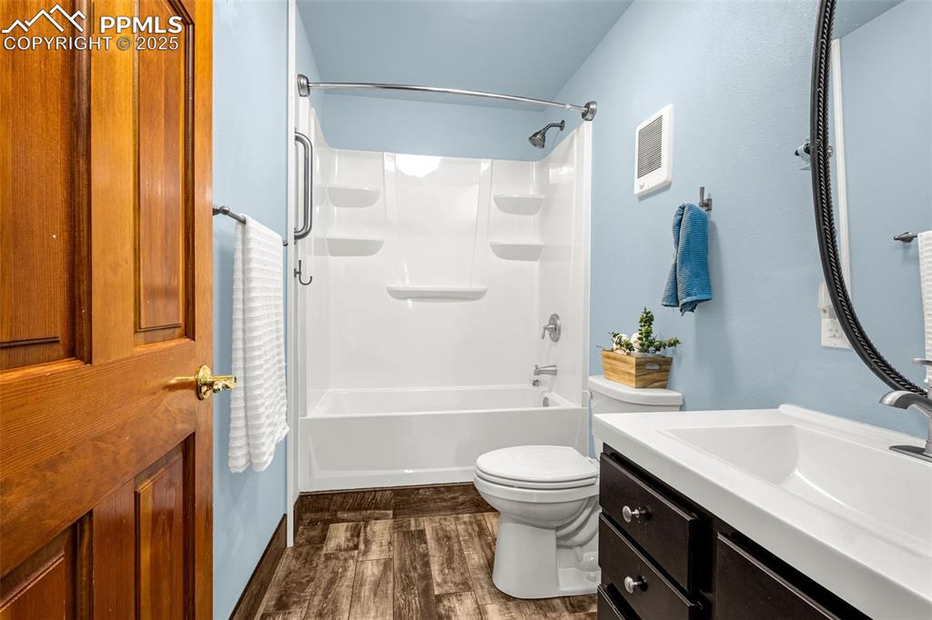 Image 45 of 49: Bathroom