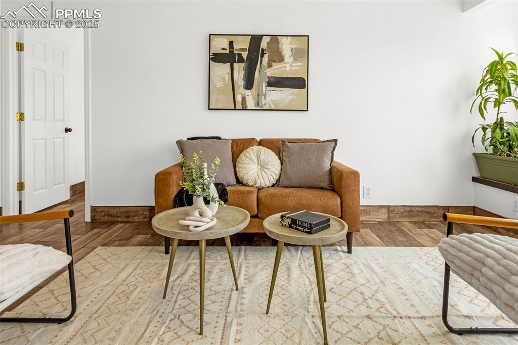 Image 9 of 49: Sitting Room