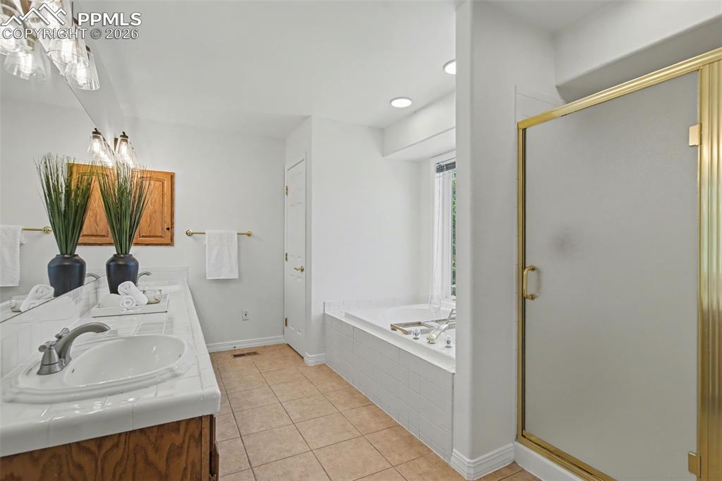 Image 19 of 48: Bathroom