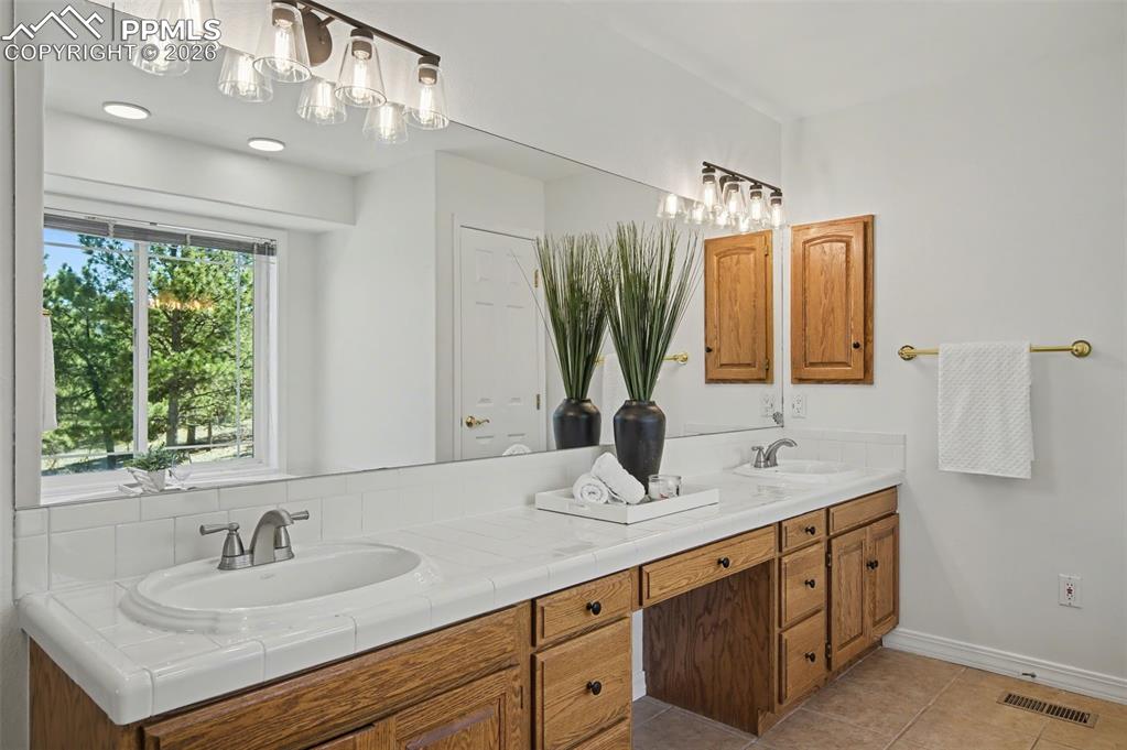 Image 20 of 48: Bathroom