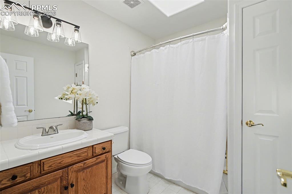 Image 24 of 48: Bathroom