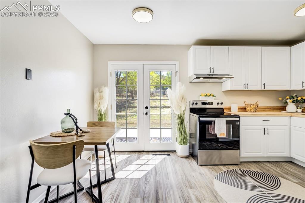 Image 11 of 33: Kitchen