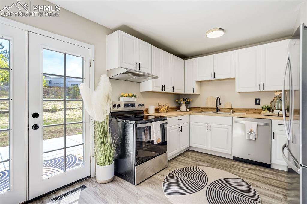 Image 12 of 33: Kitchen