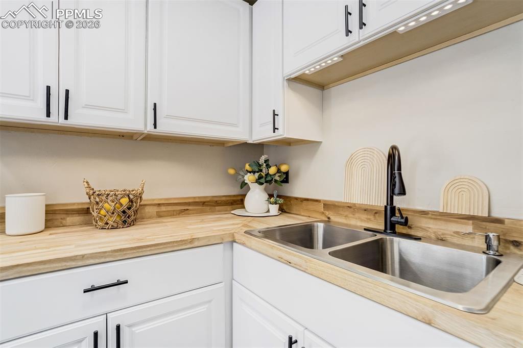 Image 13 of 33: Kitchen