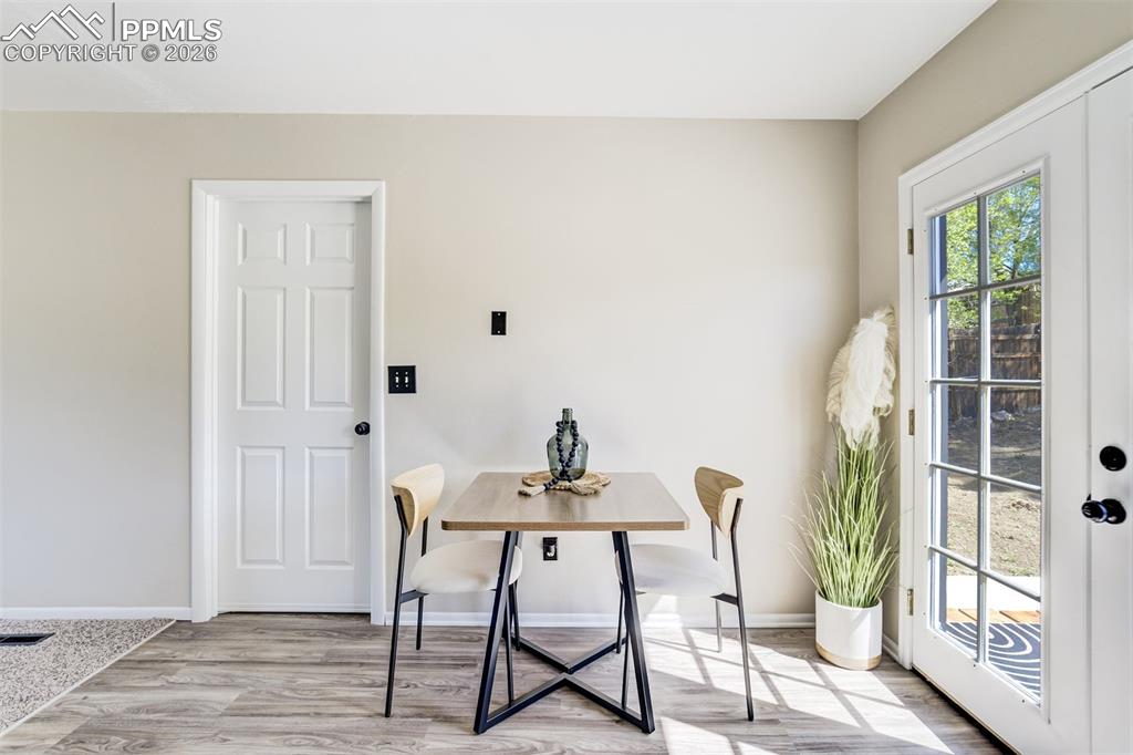 Image 14 of 33: Dining Area