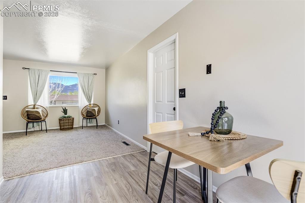 Image 15 of 33: Dining Area