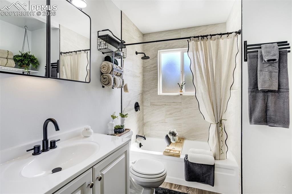 Image 24 of 33: Bathroom