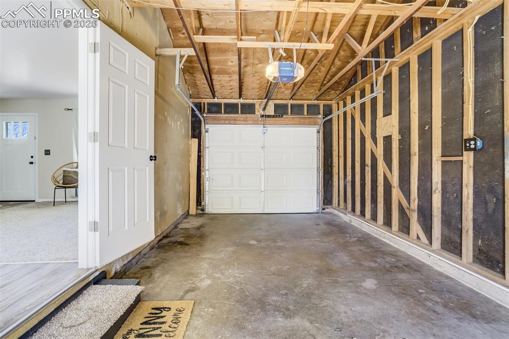 Image 27 of 33: Garage