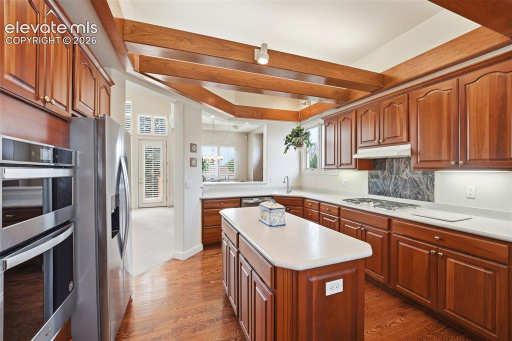Image 14 of 46: Kitchen
