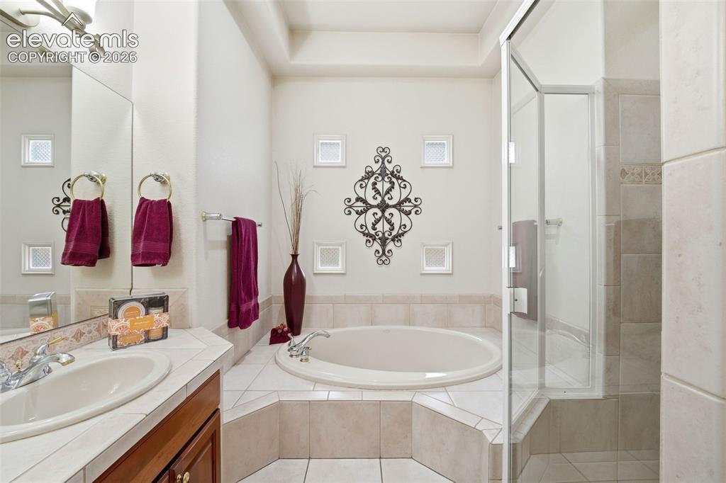 Image 23 of 46: Bathroom