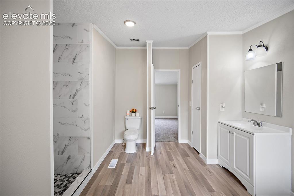 Image 19 of 34: Bathroom