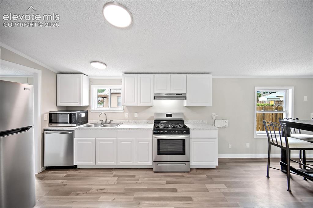Image 6 of 34: Kitchen