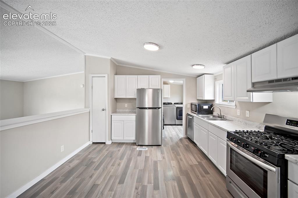 Image 8 of 34: Kitchen