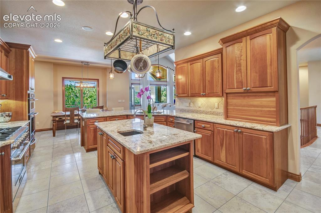 Image 18 of 50: Kitchen