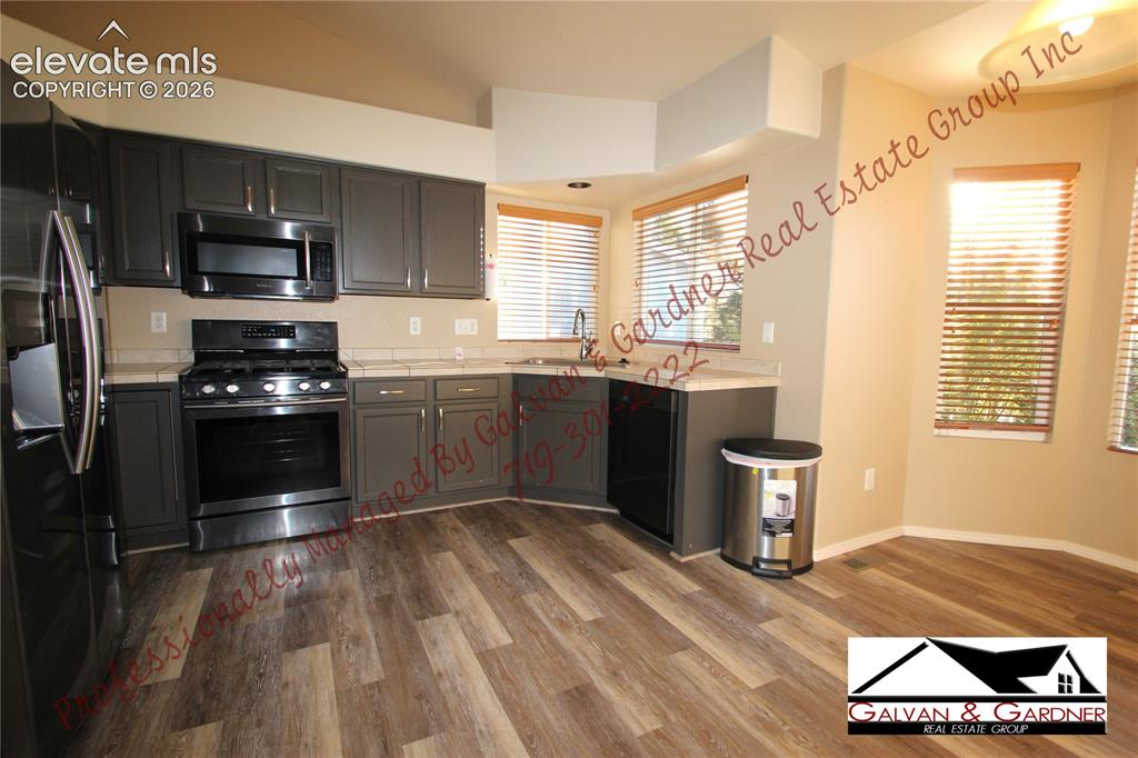 Image 4 of 31: Kitchen
