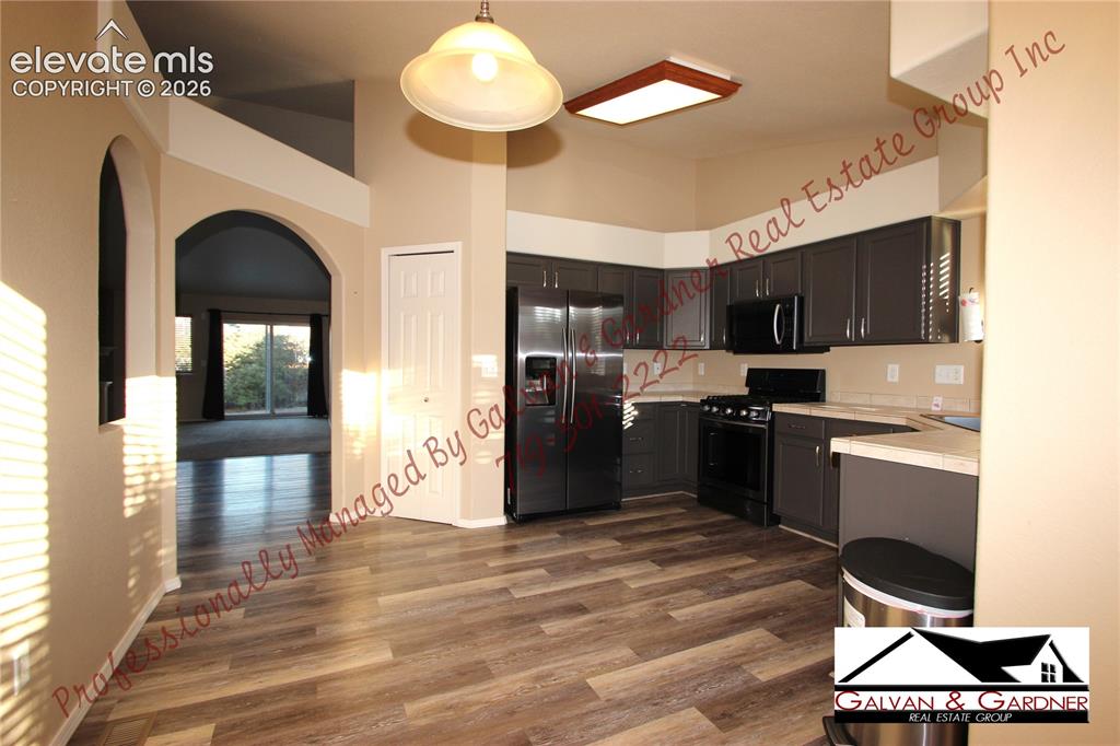 Image 6 of 31: Kitchen