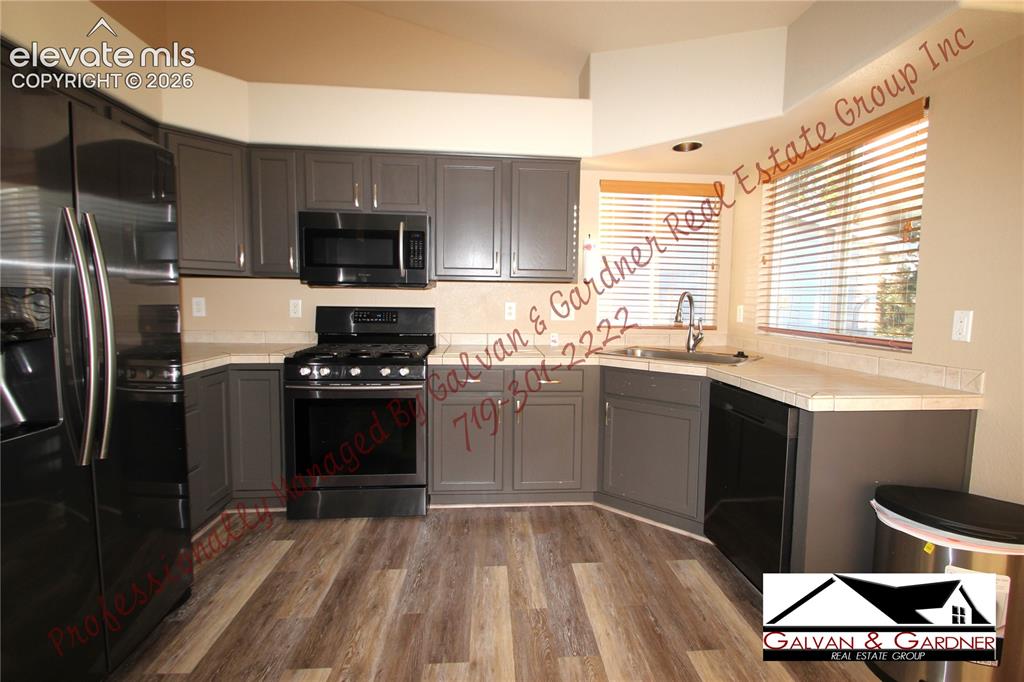 Image 7 of 31: Kitchen