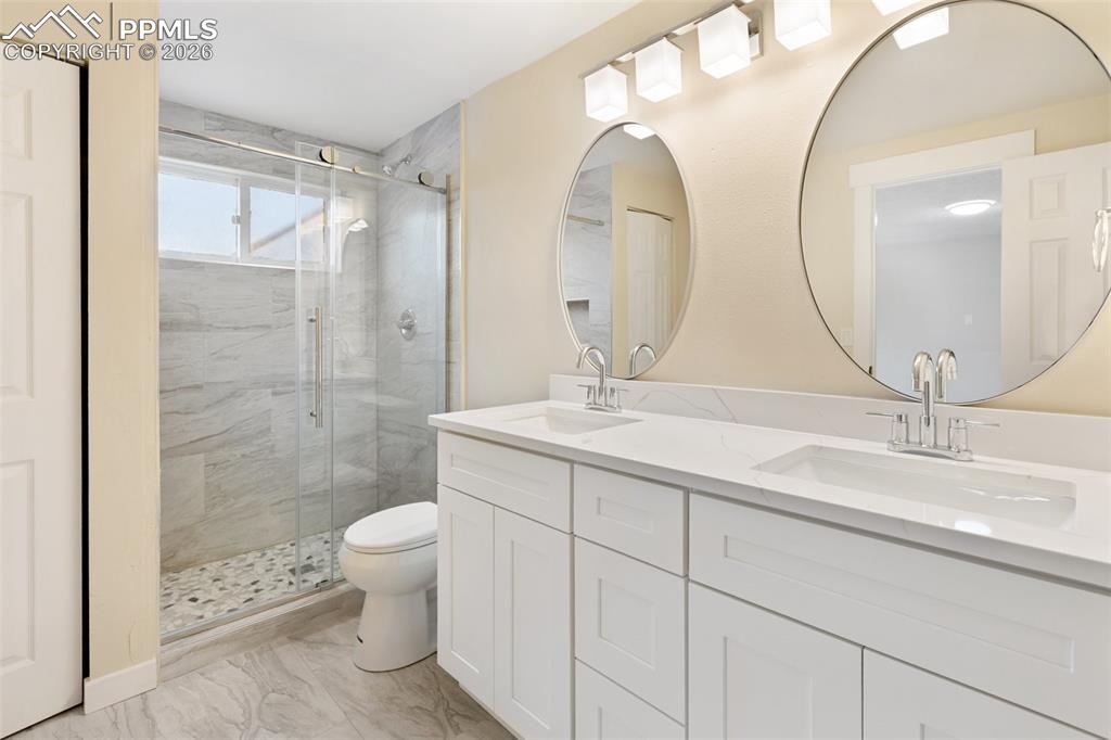 Image 24 of 35: Bathroom