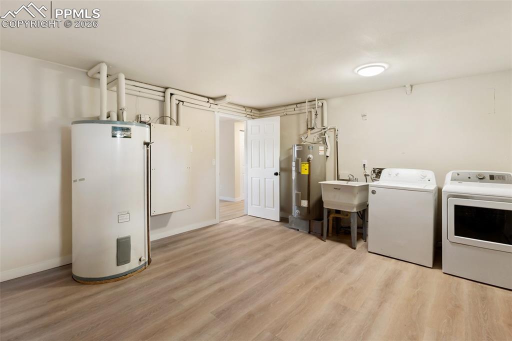 Image 32 of 35: Laundry