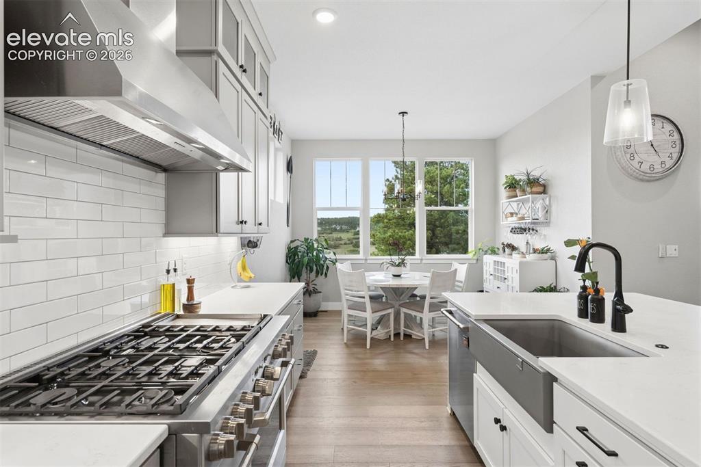 Image 15 of 47: Kitchen
