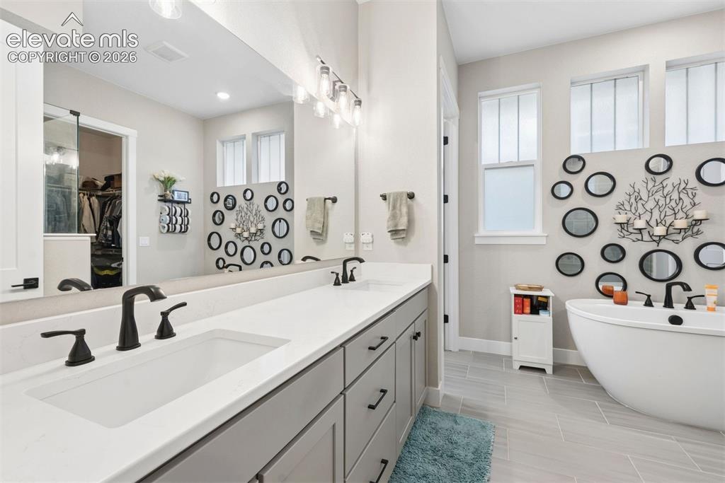 Image 20 of 47: Bathroom