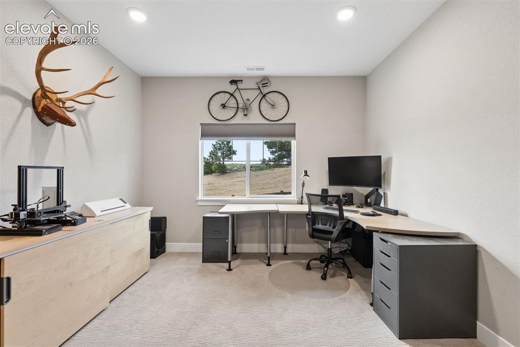 Image 33 of 47: Office