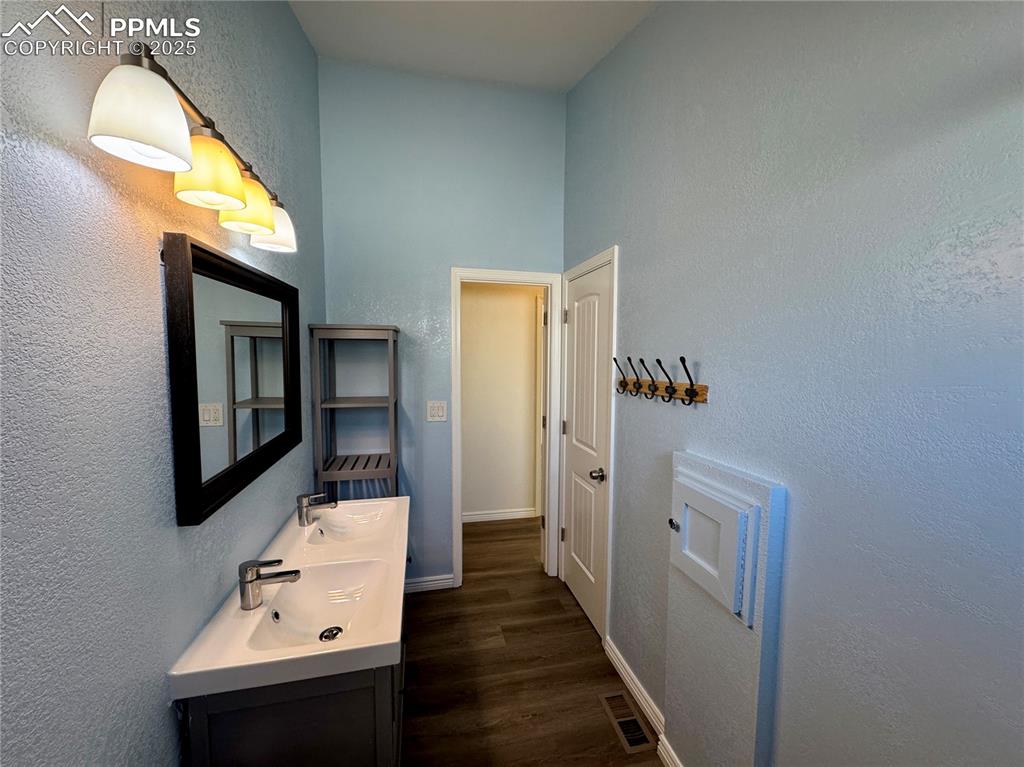 Image 20 of 39: Bathroom