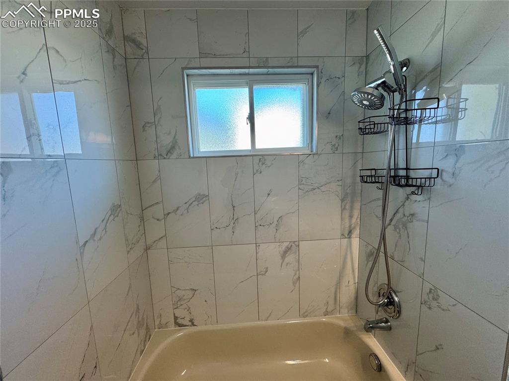 Image 21 of 39: Bathroom