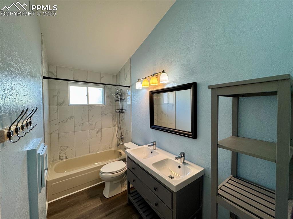 Image 22 of 39: Bathroom