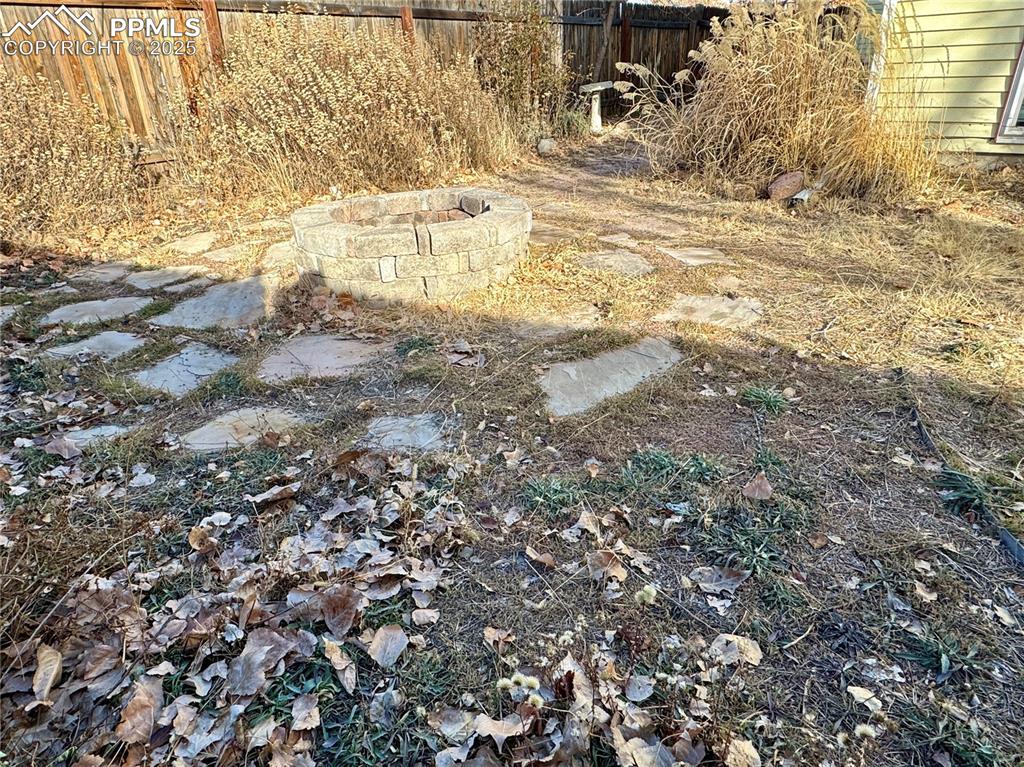 Image 29 of 39: Yard