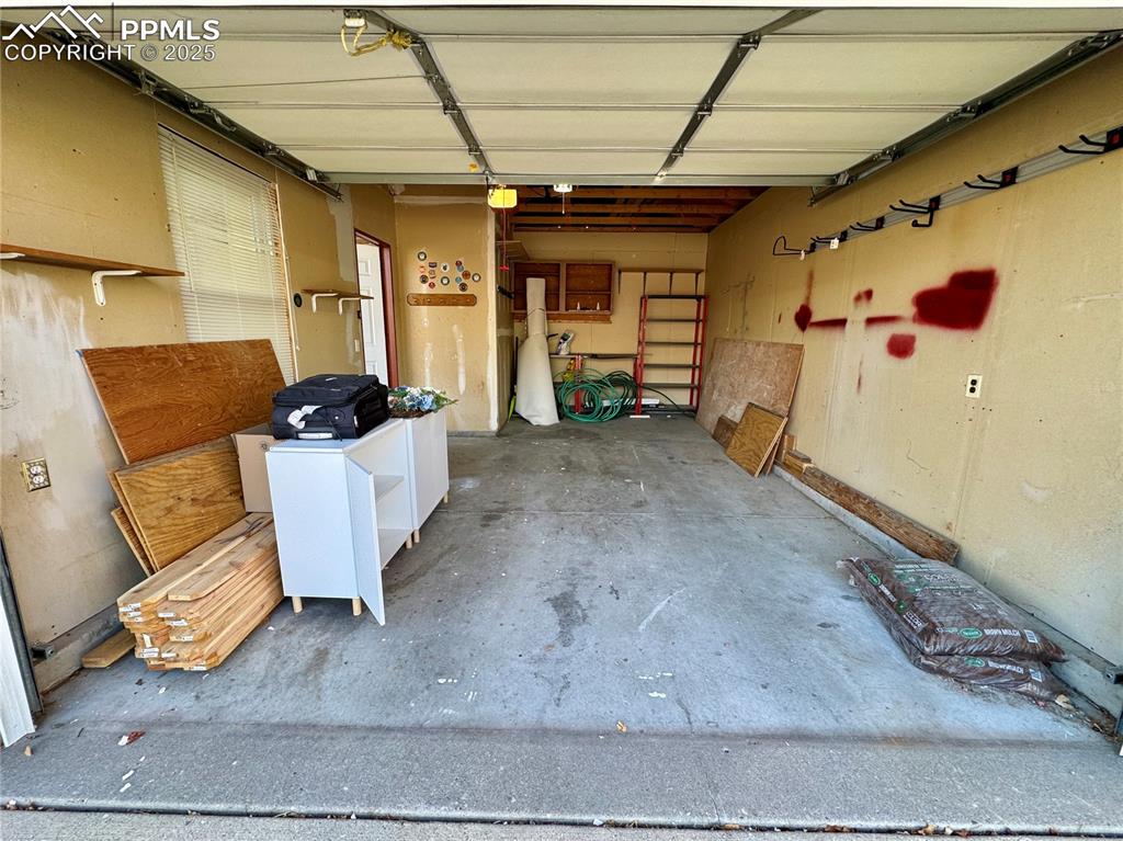 Image 35 of 39: Garage