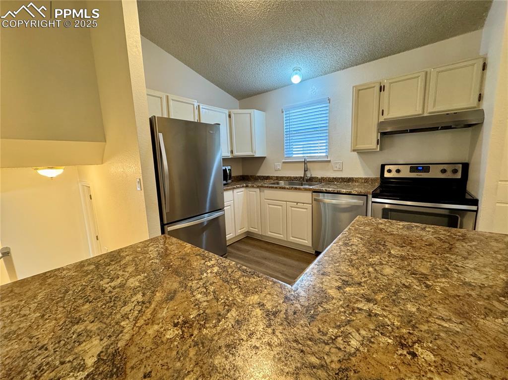 Image 7 of 39: Kitchen