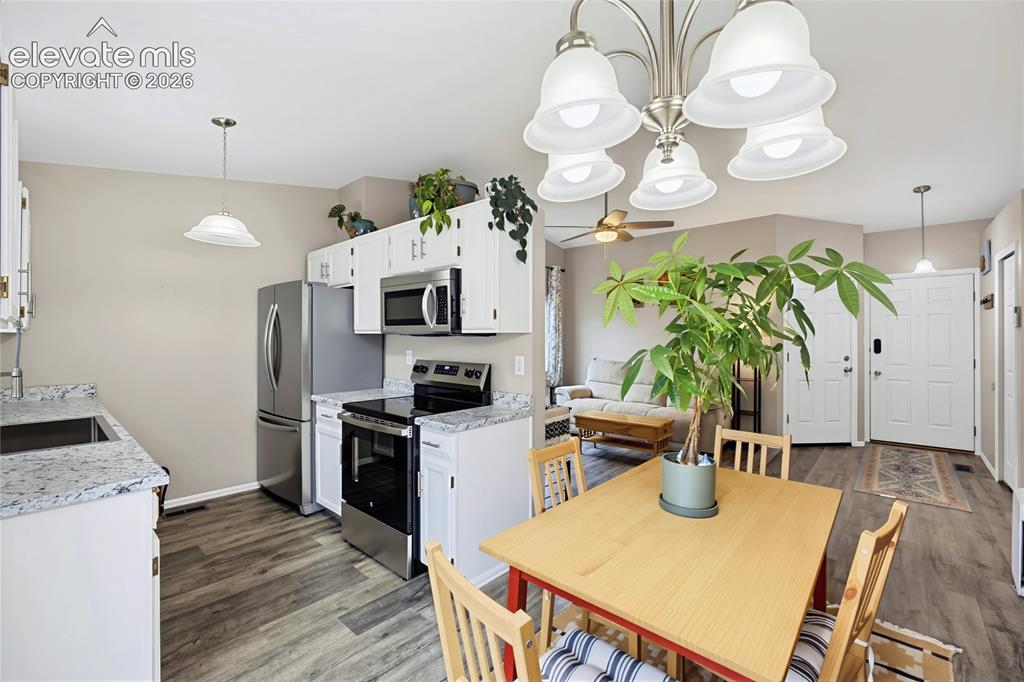 Image 3 of 35: Dining Area
