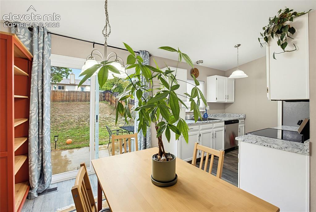 Image 8 of 35: Dining Area