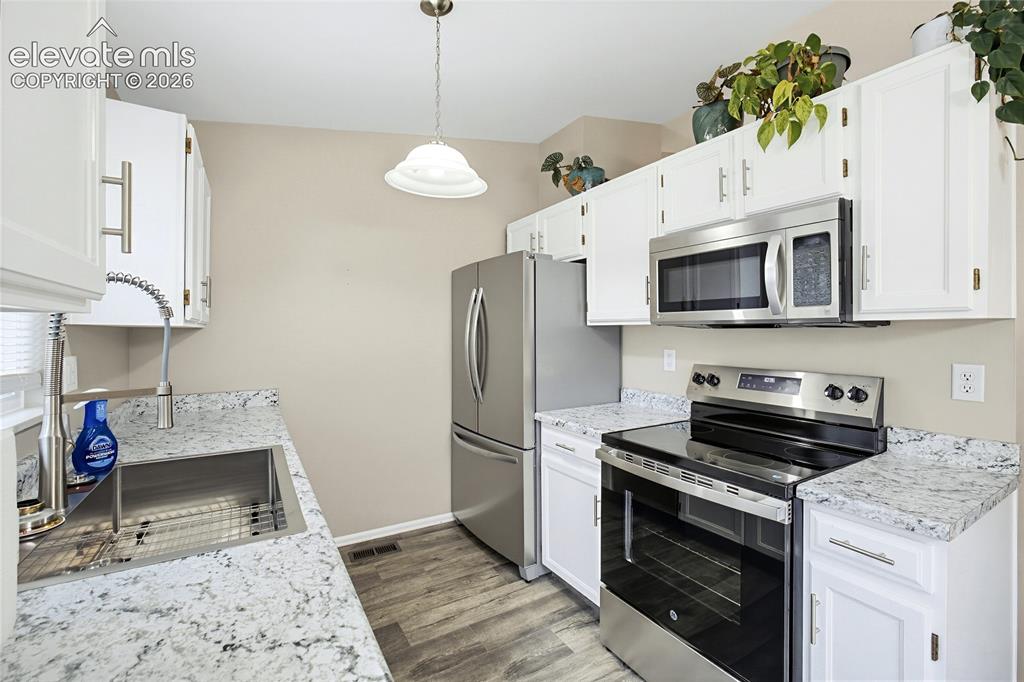 Image 9 of 35: Kitchen