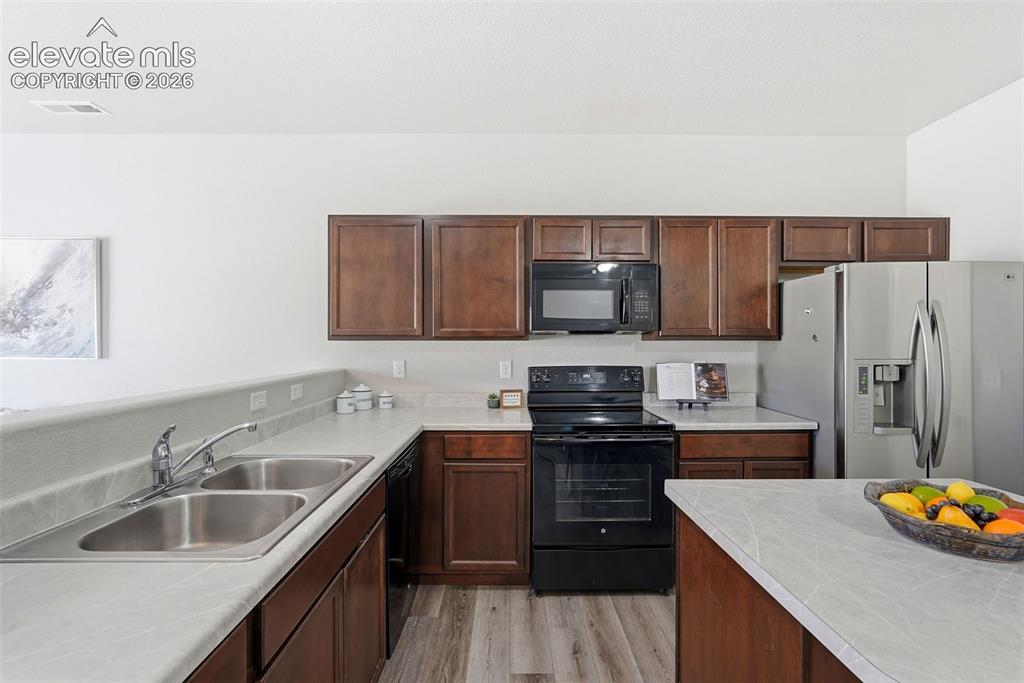 Image 10 of 38: Kitchen
