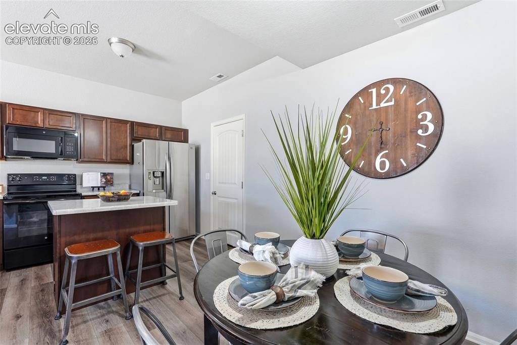 Image 16 of 38: Dining Area