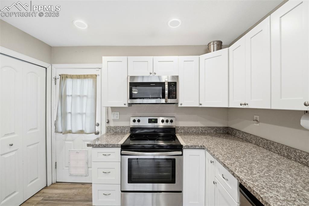 Image 12 of 37: Kitchen