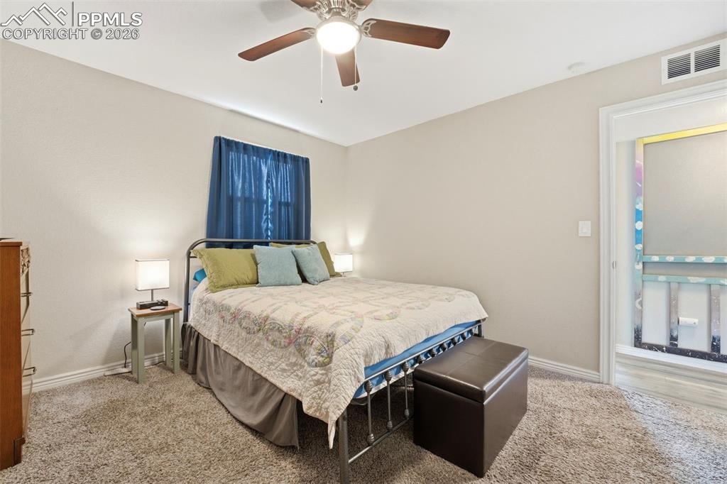Image 17 of 37: Bedroom